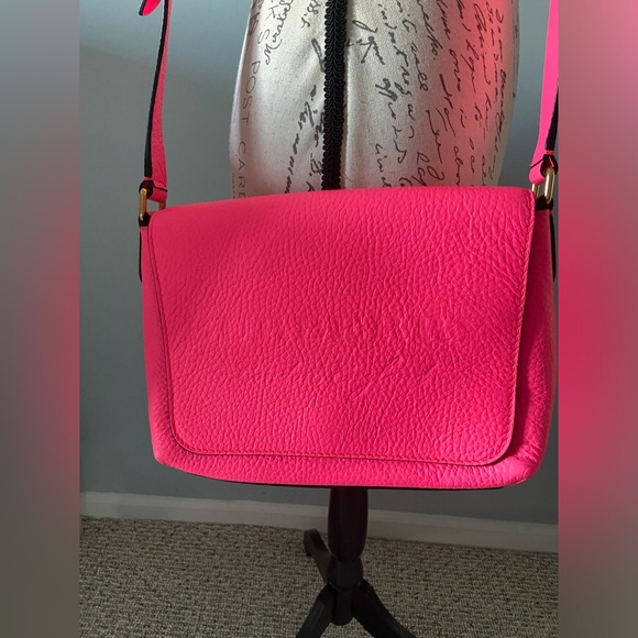 Burberry calfskin smooth grain small Burleigh crossbody bag in neon pink - Picture 2 of 16